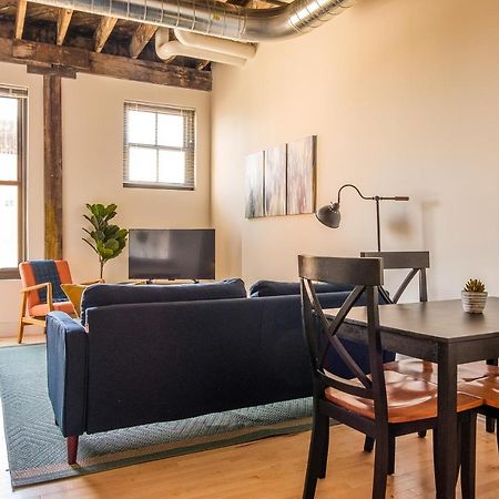 Frontdesk Maxwell Lofts Milwaukee Walker'S Point Apartment Bagian luar foto